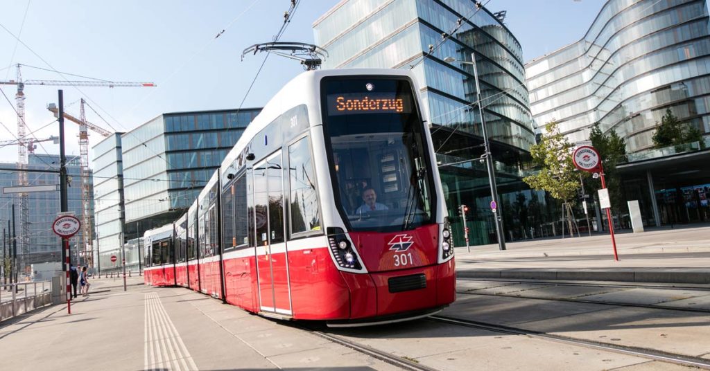 Die Straßenbahngarnitur „Flexity“ von Bombardier bei einer ersten Fahrt in Wien